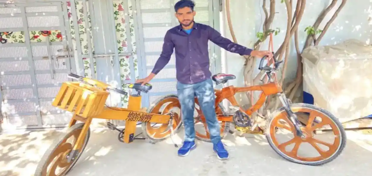  জুনাইদ সাইফি তার বানানো কাঠের বুলেটের সঙ্গে