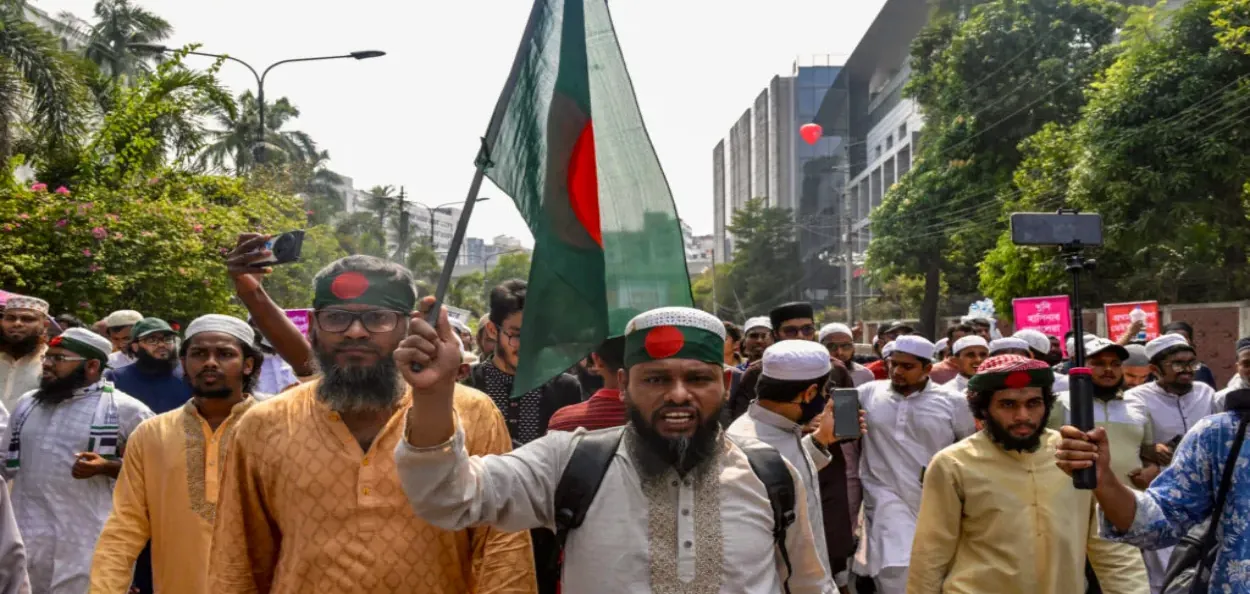বাংলাদেশে সংখ্যালঘুদের বিরুদ্ধে বিক্ষোভ করছে ইসলামী শক্তিগুলি