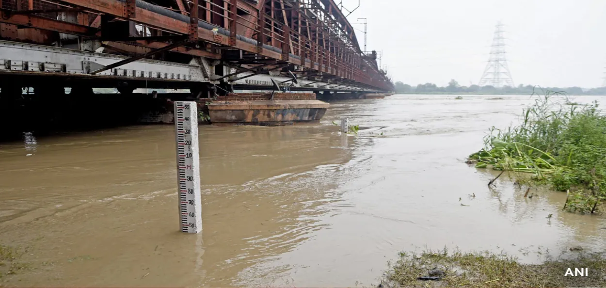 টানা বর্ষণে বাড়ছে যমুনার জলস্তর, দিল্লিতে জারি হাই অ্যালার্ট