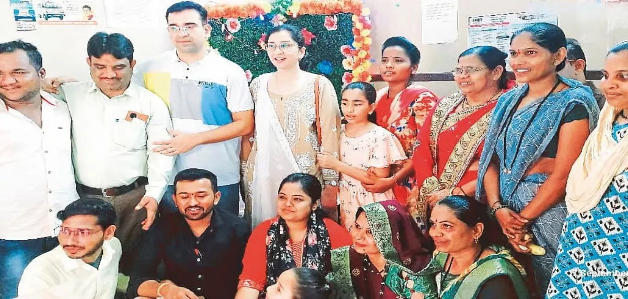 ডাঃ ফারাজ বোহরি,ডাঃ অ্যাম্ব্রিন বোহরি (মাঝখানে) এবং হাসপাতালের কর্মীরা গণপতি আরতির পরে
