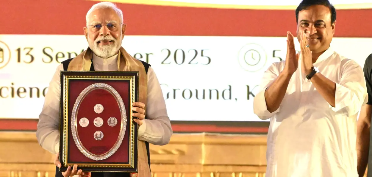 সুধাকণ্ঠের নামে ১০০ টাকার স্মারক ডাকটিকিট উদ্বোধনের সময় প্রধানমন্ত্রী মোদি, গুয়াহাটি শনিবার