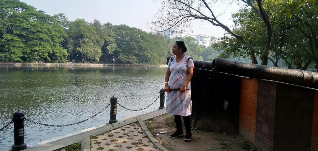 কলকাতার রবীন্দ্র সরোবর হ্রদকে দূষন মুক্ত রাখতে এখনও একাই লড়াই করছেন সুমিতা ব্যানার্জি