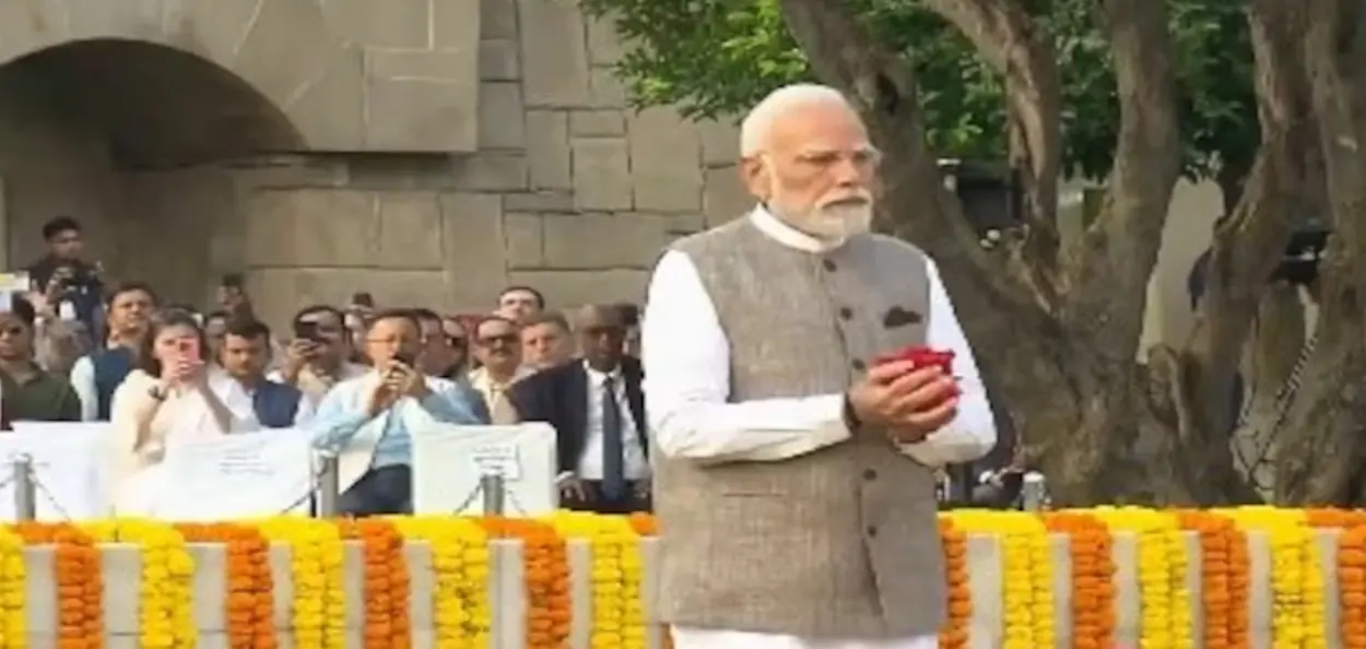 গান্ধী ও শাস্ত্রীর জয়ন্তীতে প্রধানমন্ত্রী মোদীর শ্রদ্ধাঞ্জলি