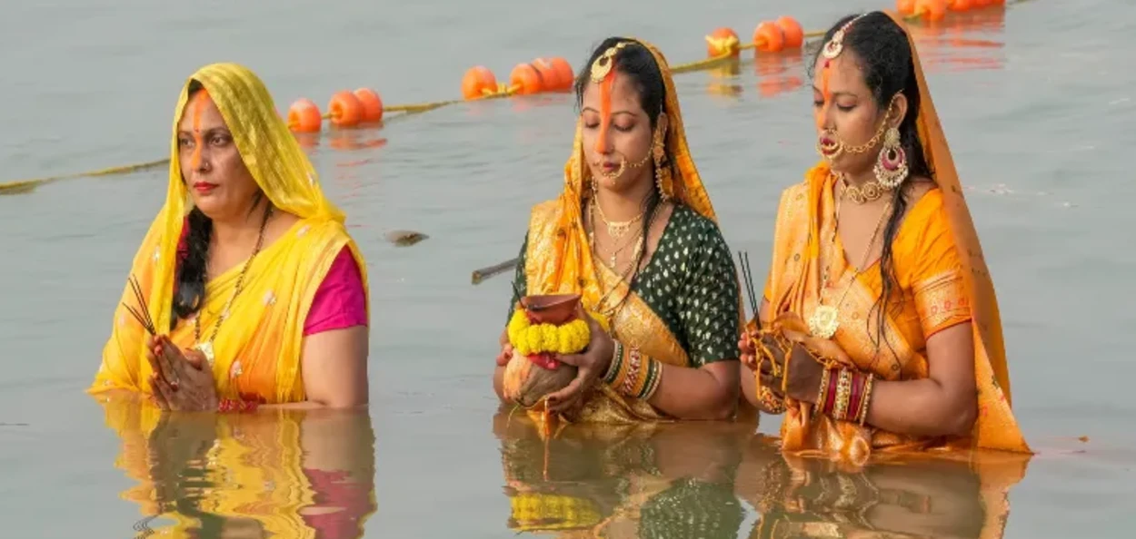পাটনায় ছট পূজা উপলক্ষে ভক্তরা গঙ্গা নদীতে পূজা অর্চনা করেন