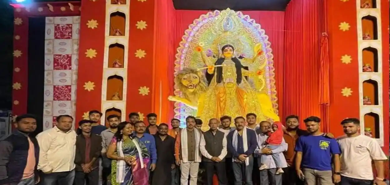 শিলিগুড়ির কলেজপাড়ার জগদ্ধাত্রী পুজো কমিটির সদস্যরা