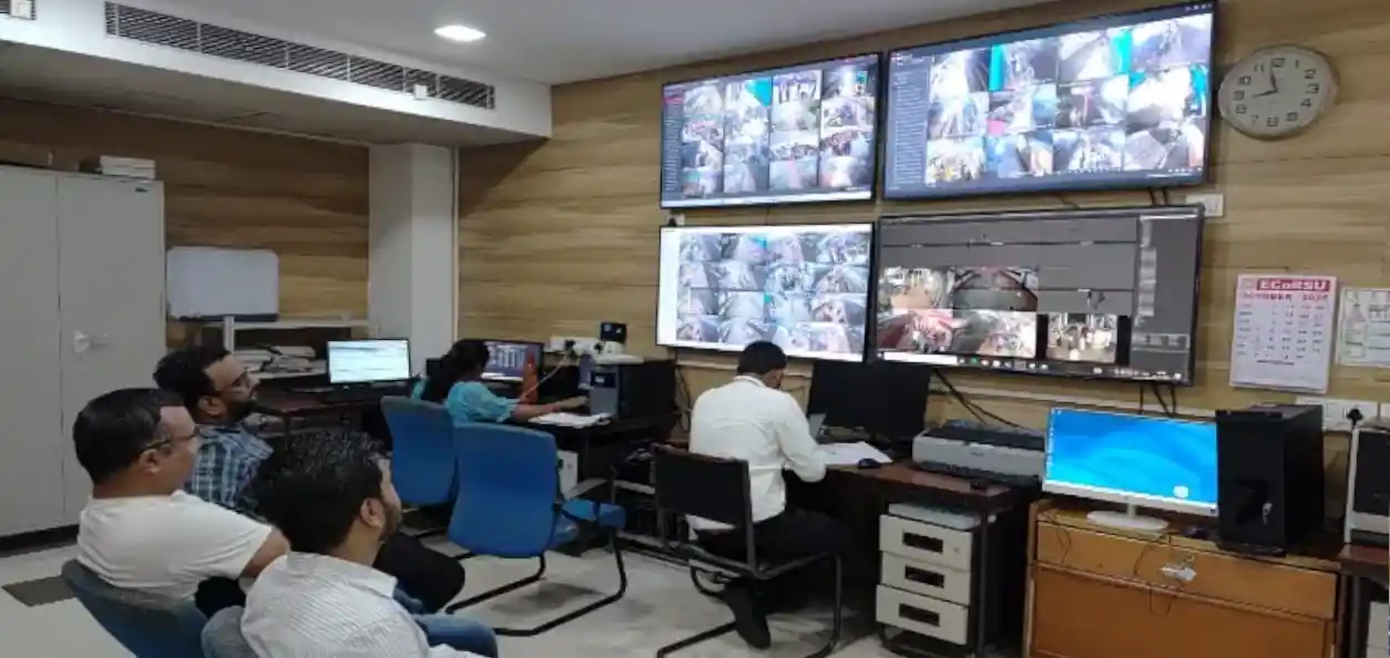 বিশাখাপত্তনমে ঘূর্ণিঝড় মন্থার জন্য আইএমডি মনিটরিং রুম