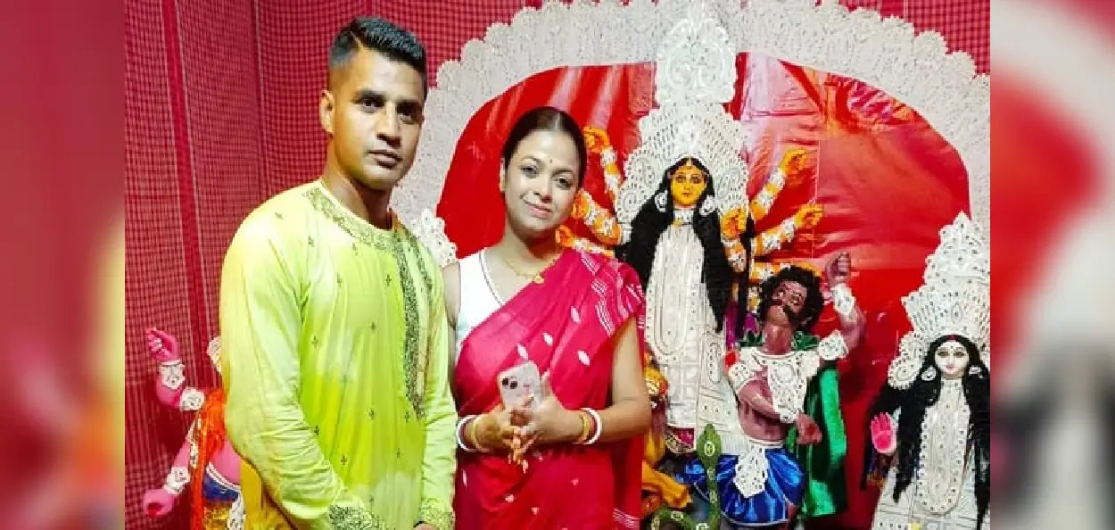 মেহতাব হুসেন ও তার স্ত্রী মৌমিতা হুসেন তাদের বাড়িতে অনুষ্ঠিত দুর্গা পূজাতে