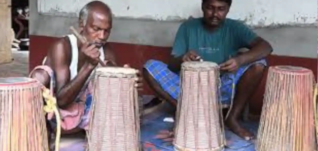 হারিয়ে যেতে বসেছে আদিবাসীদের সংস্কৃতি বাংলায় ধুঁকছেন ধামসা-মাদল তৈরির কারিগররা