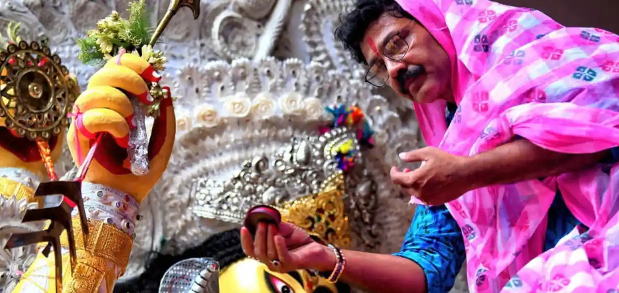 বিদায় বেলায় বরণ করছেন নারী বেশে পুরুষরা