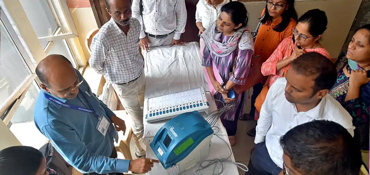 বিএলও প্রশিক্ষণে উত্তেজনা নজরুল মঞ্চে, নিরাপত্তা ও প্রশাসনিক স্বীকৃতি নিয়ে কর্মীদের ক্ষোভ