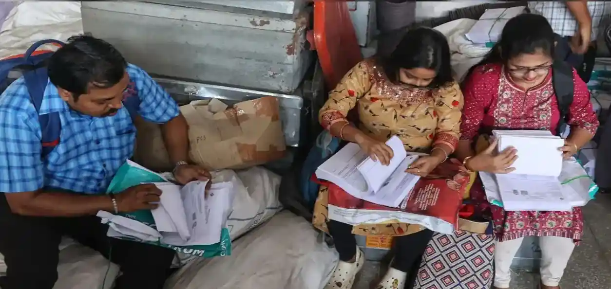 রাজ্যে এস আই আর শুরু, প্রশিক্ষণ শেষে আজ থেকেই বাড়ি বাড়ি ফর্ম বিলি শুরু করলেন বিএলওরা