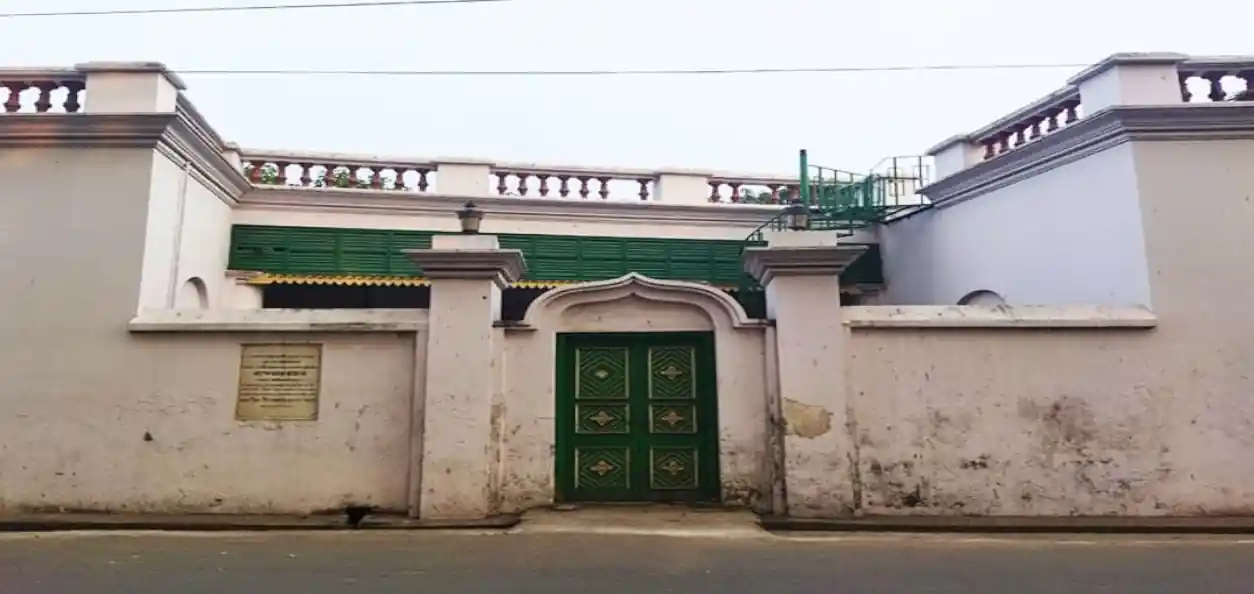 অবহেলায় জীর্ণ হয়ে পড়েছে সাহিত্য সম্রাট বঙ্কিমচন্দ্রের  