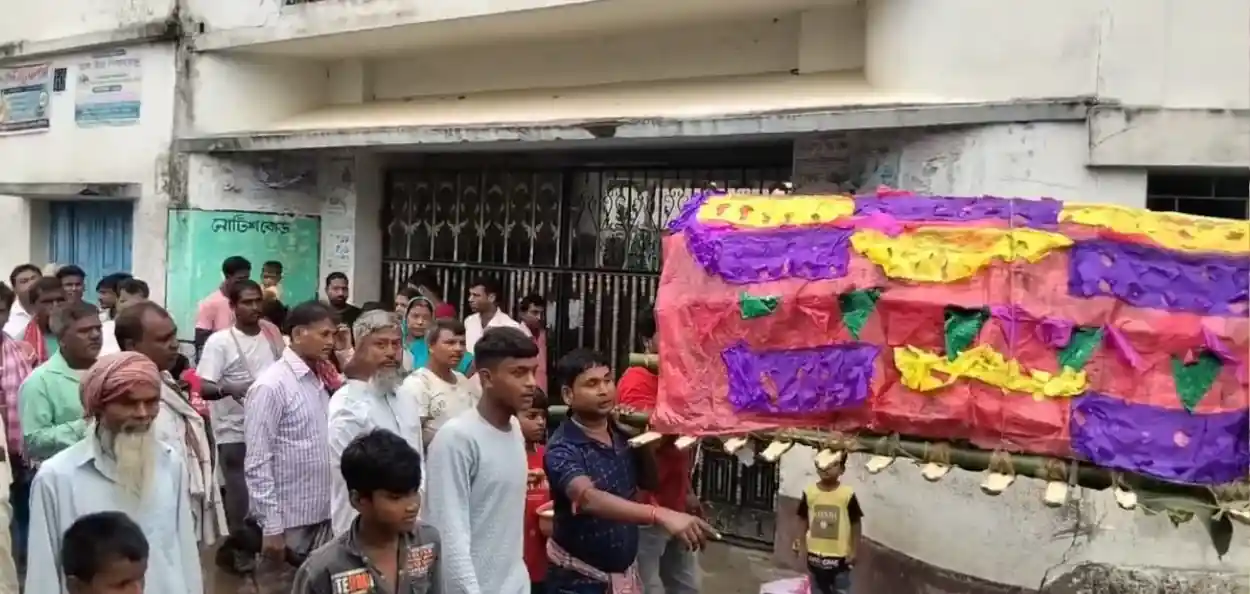 টুপন দাসের মৃতদেহ কাঁধে প্রতিবেশী গ্রামের মুসলিম যুবকরা