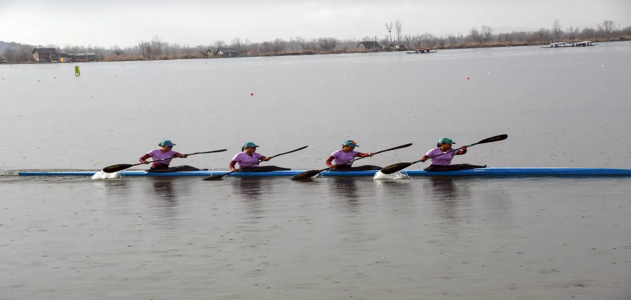 কাশ্মীরে ক্রীড়া অনুষ্ঠানে অংশগ্রহণকারী যুবক ও যুবতীরা
