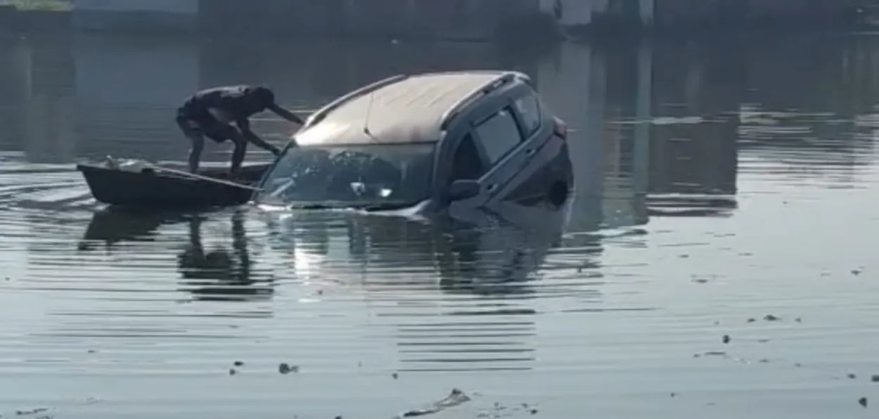 মাছধরা যুবক ফাইজল পুকুর থেকে শুভমকে উদ্ধারের দৃশ্য