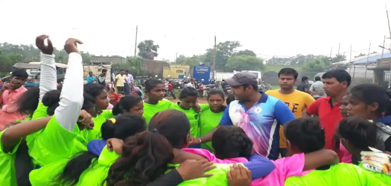 পিছিয়ে পড়া ছেলে-মেয়েদের নিয়ে ফুটবলার তৈরি করার কাজ করছেন দূর্গাপুরের  তীর্থ চট্টোপাধ্যায়