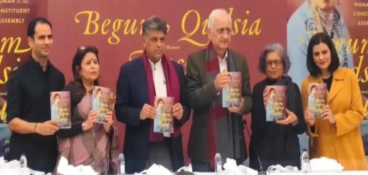 তেহমিনা পুনওয়ানি (বাম থেকে দ্বিতীয়) সালমান খুরশিদ এবং মনীশ তিওয়ারির সাথে বইটি প্রকাশের একটি মুহূর্ত