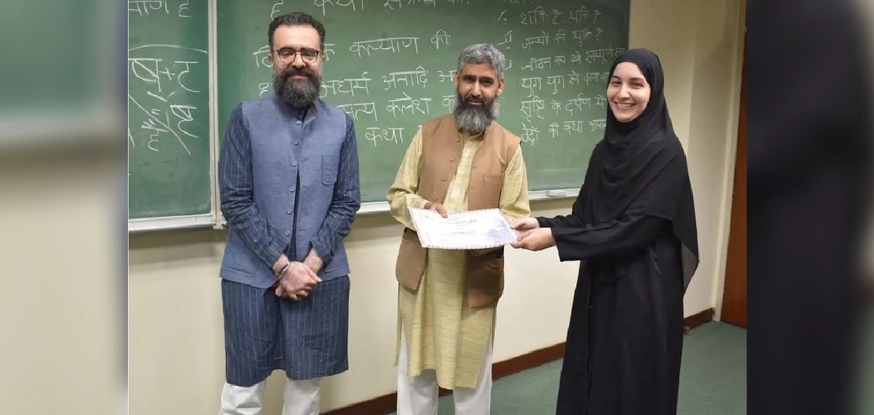 ড. আলি উসমান কাসমি (বামে), ড. শাহিদ রশীদ  (মাঝে) একটি শিক্ষার্থীর সঙ্গে
