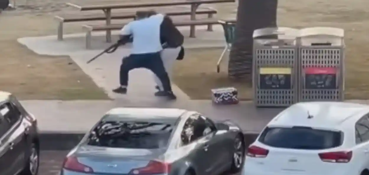 সিডনির বিচে শুটিং-এ উঠছে সন্দেহভাজন পিতা-পুত্রের নাম!