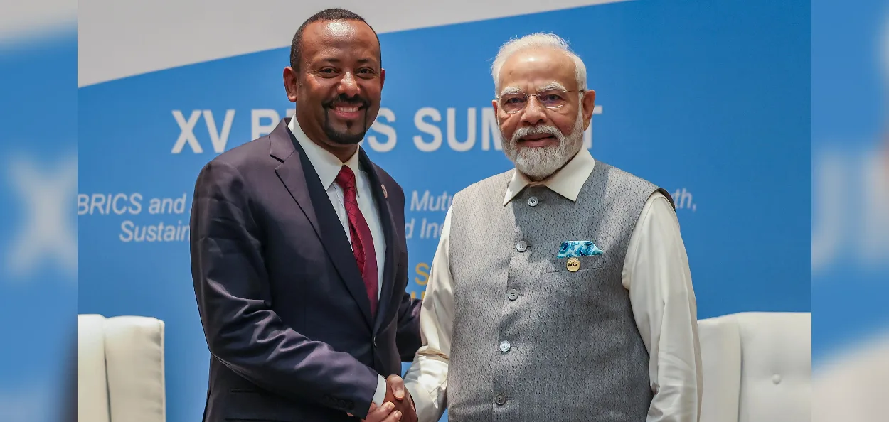 ব্রিকস শীর্ষ সম্মেলনে ইথিওপিয়ার প্রধানমন্ত্রী আবি আহমেদ আলীর সাথে প্রধানমন্ত্রী নরেন্দ্র মোদী
