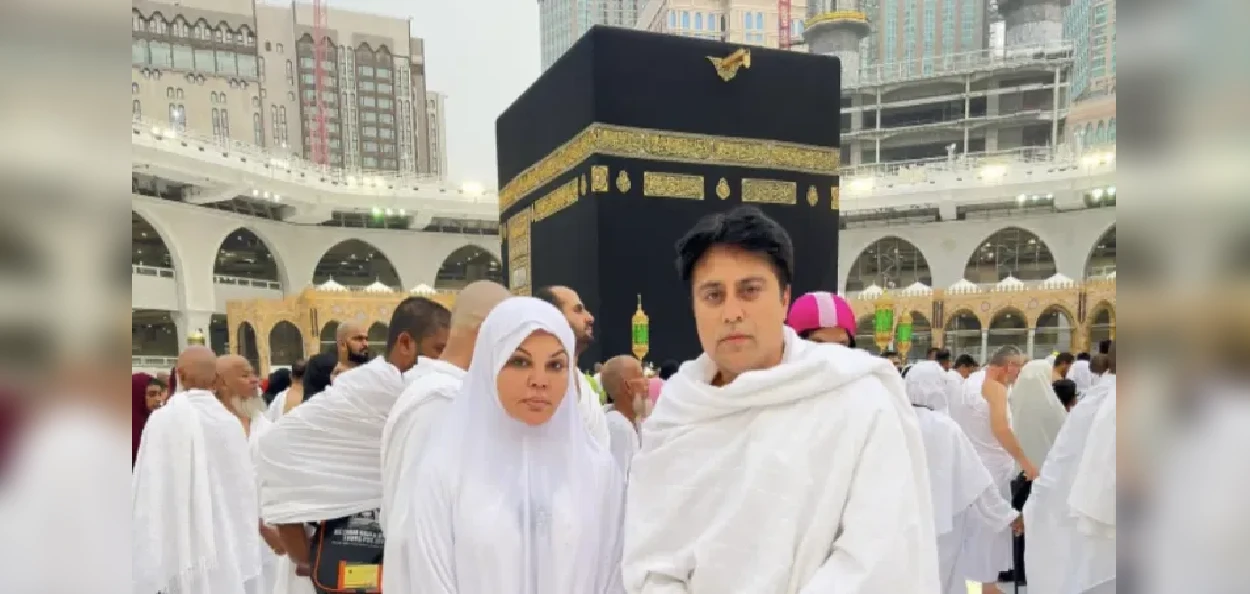 রাখি সাওয়ান্ত উমরাহ পালনের একটি দৃশ্য।