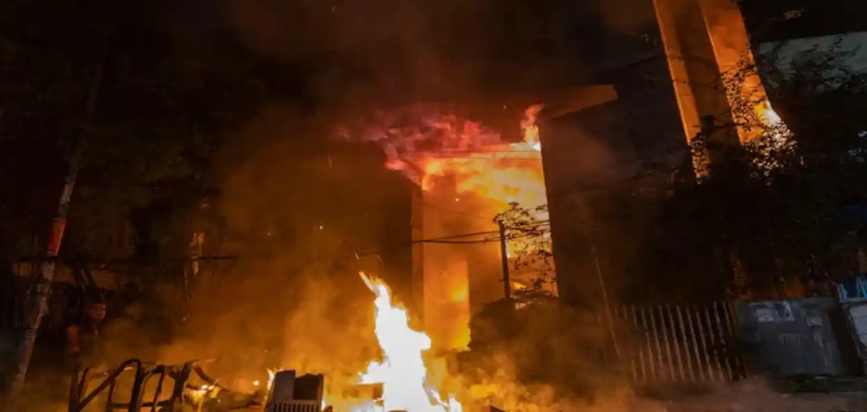 সংবাদপত্রের কার্যালয় ভাঙচুর ও অগ্নিসংযোগ