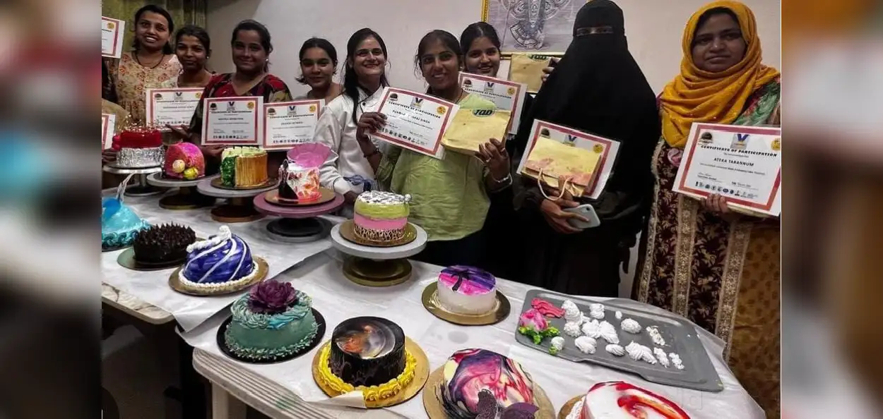 স্বনির্ভর গোষ্ঠীর আয়োজিত প্রশিক্ষণ শিবিরে প্রশিক্ষণ প্রাপ্ত মহিলারা সার্টিফিকেট হাতে