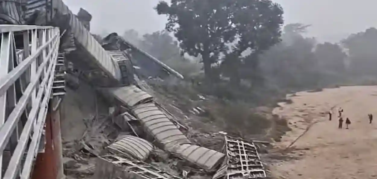 ভয়াবহ ট্রেন দুর্ঘটনা জামুইয়ে! সেতু থেকে নীচে পড়ে গেল রেলের ১২টি বগি! ১৯টি লাইনচ্যুত!
