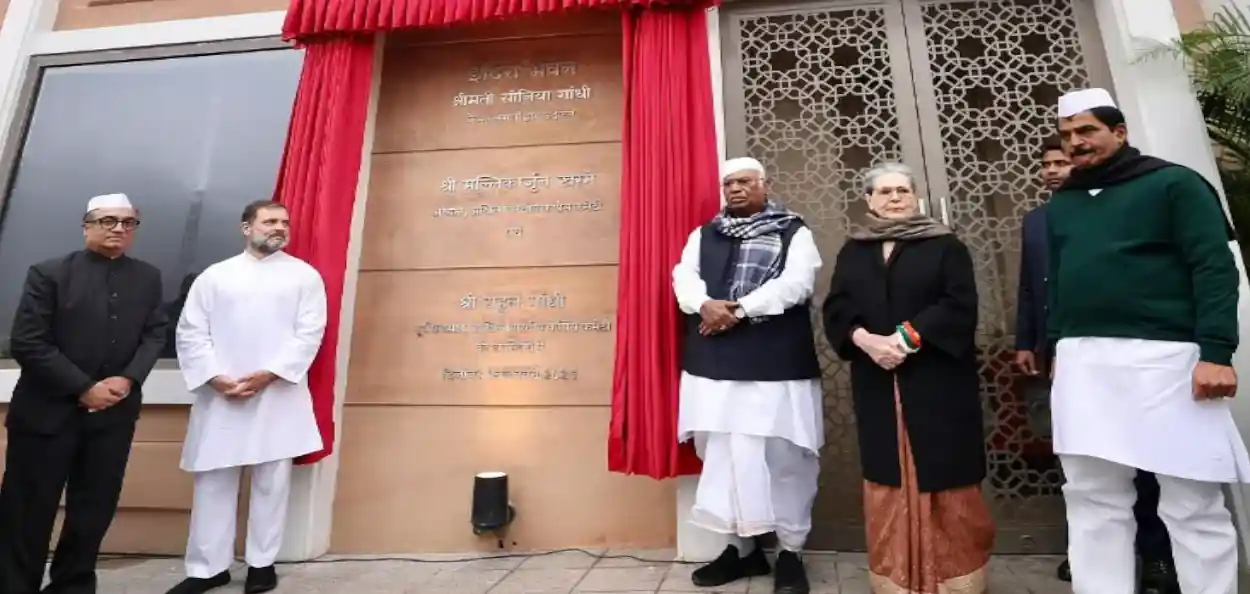 কংগ্রেসের প্রতিষ্ঠা দিবসে পতাকা উত্তোলনে উপস্থিত খাড়গে, সোনিয়া ও রাহুলরা