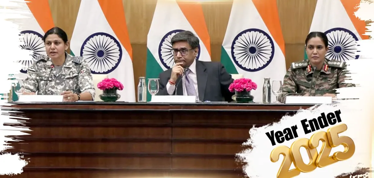 কর্ণেল সোফিয়া কুরেশি, উইং কমান্ডার ভ্যোমিকা সিং এবং পররাষ্ট্র সচিব বিক্রম মিশ্রী সংবাদমাধ্যমের সঙ্গে কথোপকথনের মুহুর্তে