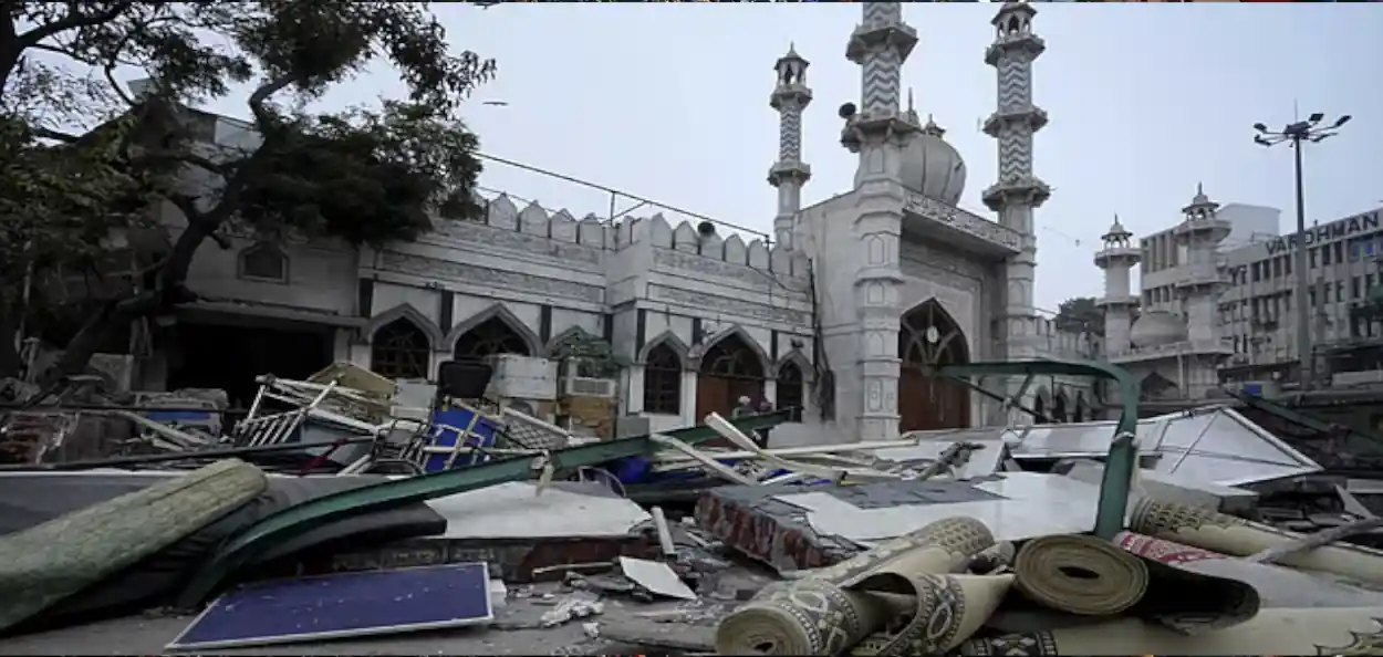 দিল্লিতে ফয়েজ ই ইলাহী মসজিদের পাশে অবৈধ নির্মাণ অভিযানে , আহত ৫ পুলিশকর্মী