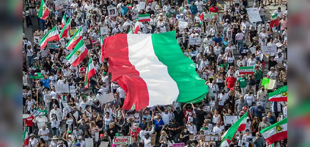 তেহরানের রাজপথে অস্থিরতার এক দৃশ্য