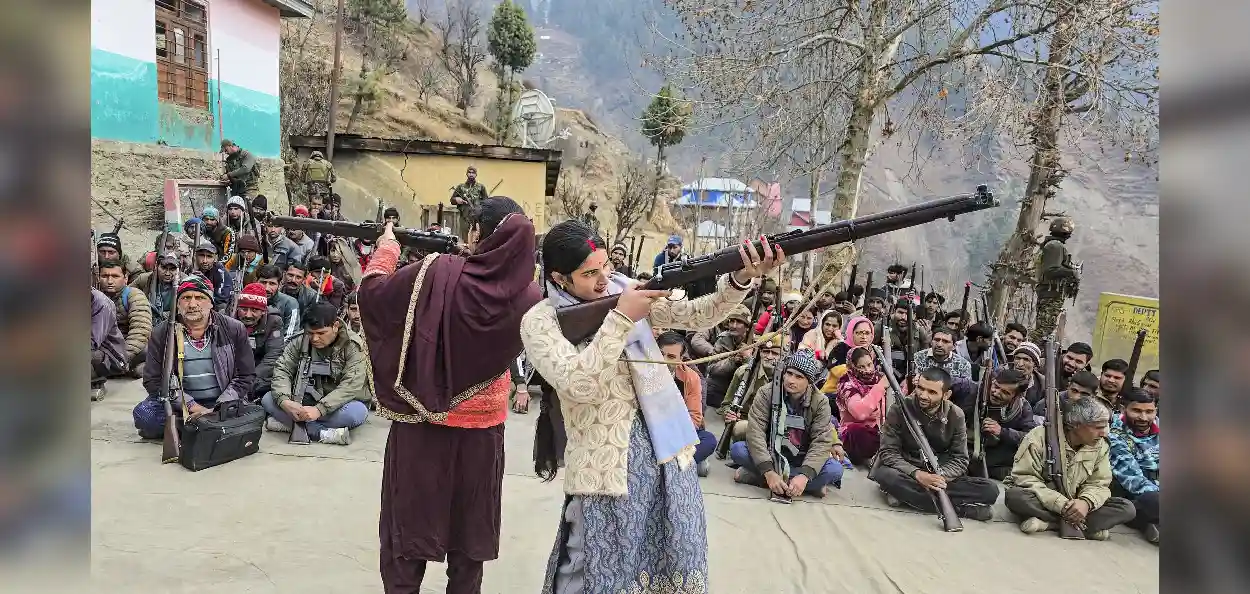 জম্মু ও কাশ্মীরের ডোডার ভালেসা গ্রামে সন্ত্রাসীদের বিরুদ্ধে লড়াইয়ের প্রশিক্ষণের জন্য শিবিরে মহিলা স্বেচ্ছাসেবকরা