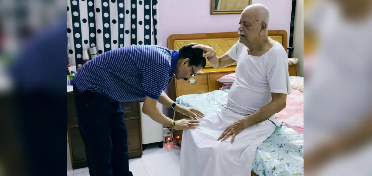  বিডিএফের কর্ণধার প্রদীপ দত্ত রায় কে আশীর্বাদ করছেন বরাক উপত্যকার প্রখ্যাত জননেতা ও সজ্জন রাজনীতিক কবীন্দ্র পুরকায়স্থ