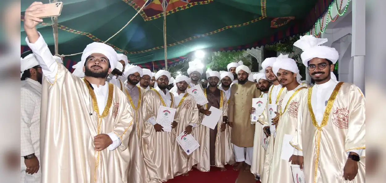 ভারতের হায়দ্রাবাদে জামিয়া নিজামিয়ার সমাবর্তন অনুষ্ঠানে ঐতিহ্যবাহী পোশাক পরিহিত স্নাতকরা সেলফি তোলার  একটি মুহূর্ত