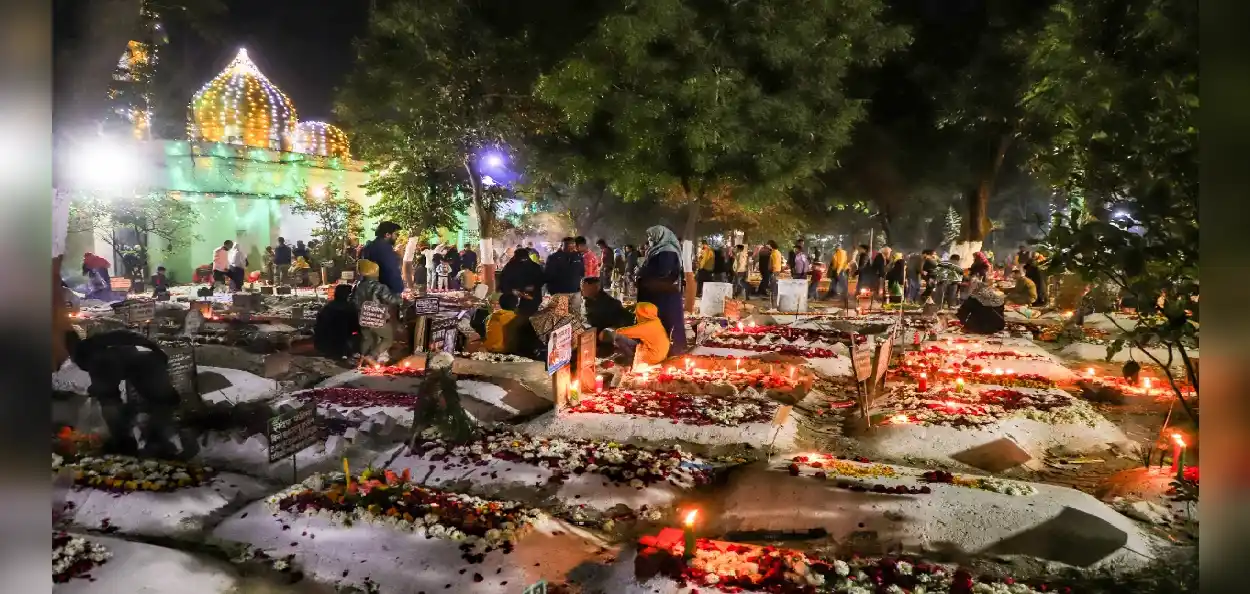 শবে বরাতের দিন পূর্বপুরুষদের কবরে মানুষের মোমবাতি জ্বালানোর দৃশ্য