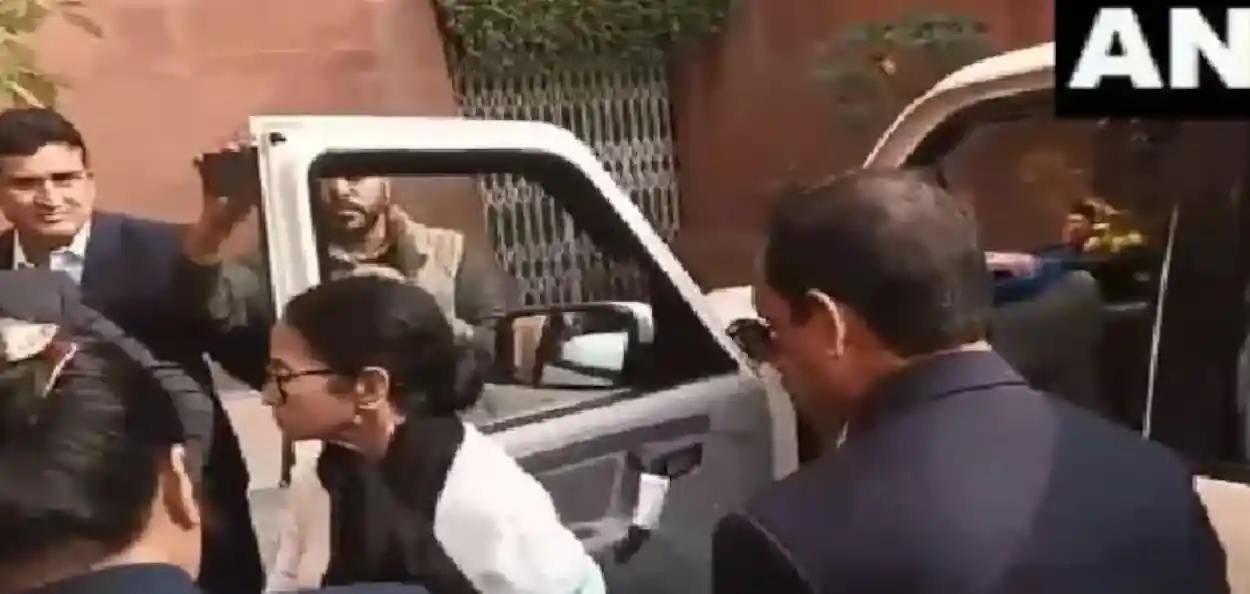 এসআইআর শুনানির জন্য সুপ্রিম কোর্টে পৌঁছালেন মমতা বন্দ্যোপাধ্যায়