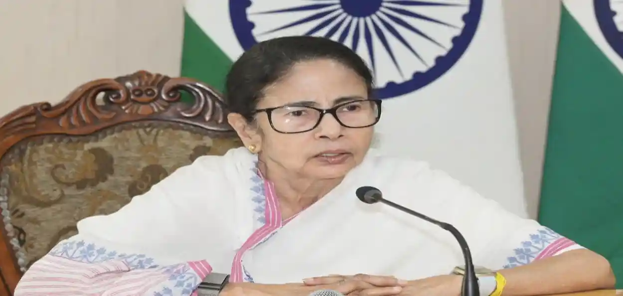 নবান্নে পশ্চিমবঙ্গের মুখ্যমন্ত্রী মমতা বন্দ্যোপাধ্যায়