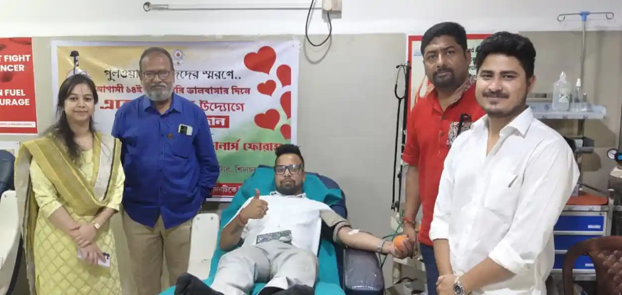ভালবেসে স্বেচ্ছা রক্তদান, শহীদদের প্রতি শ্রদ্ধা জ্ঞাপন