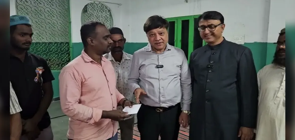 মসজিদ কমিটির সদস্যদের সঙ্গে হিন্দু ব্যবসায়ী রাজেন্দ্র আগারওয়ালের একটি ছবি