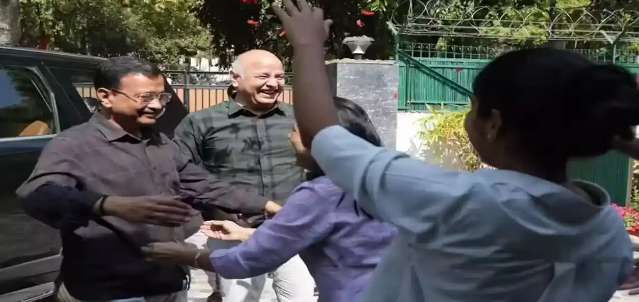 ‘সত্যমেব জয়তে’: কেজরিওয়াল ও সিসোদিয়াকে আদালতের স্বস্তি, স্বাগত জানাল আপ নেতারা