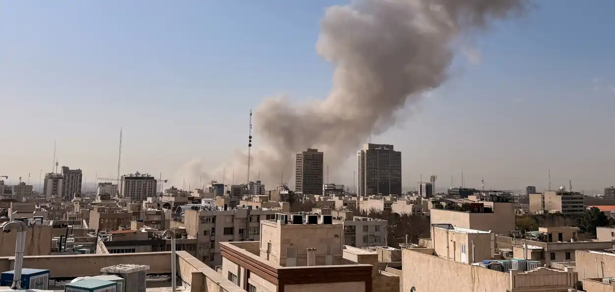 বাহরাইনে মার্কিন ঘাঁটিতে ইরানের ক্ষেপণাস্ত্র হামলার দৃশ্য