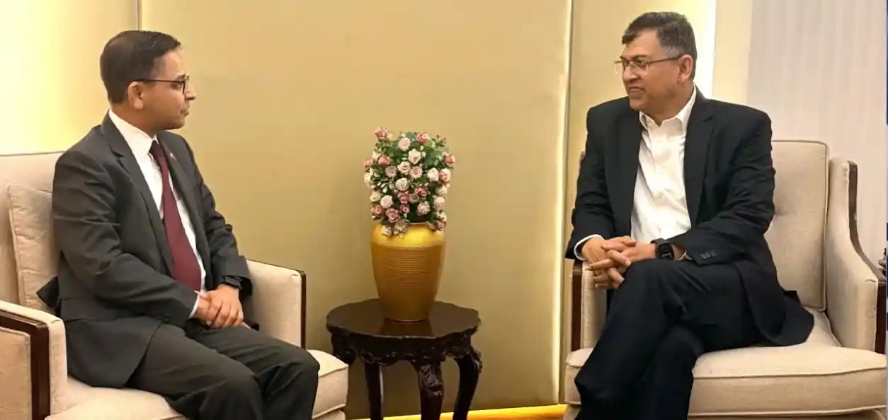 ঢাকায় নিযুক্ত ভারতের হাইকমিশনার প্রণয় ভার্মা রোববার সচিবালয়ে বাংলাদেশের স্বরাষ্ট্রমন্ত্রী সালাহউদ্দিন আহমদ-এর সঙ্গে সৌজন্য সাক্ষাত করেন