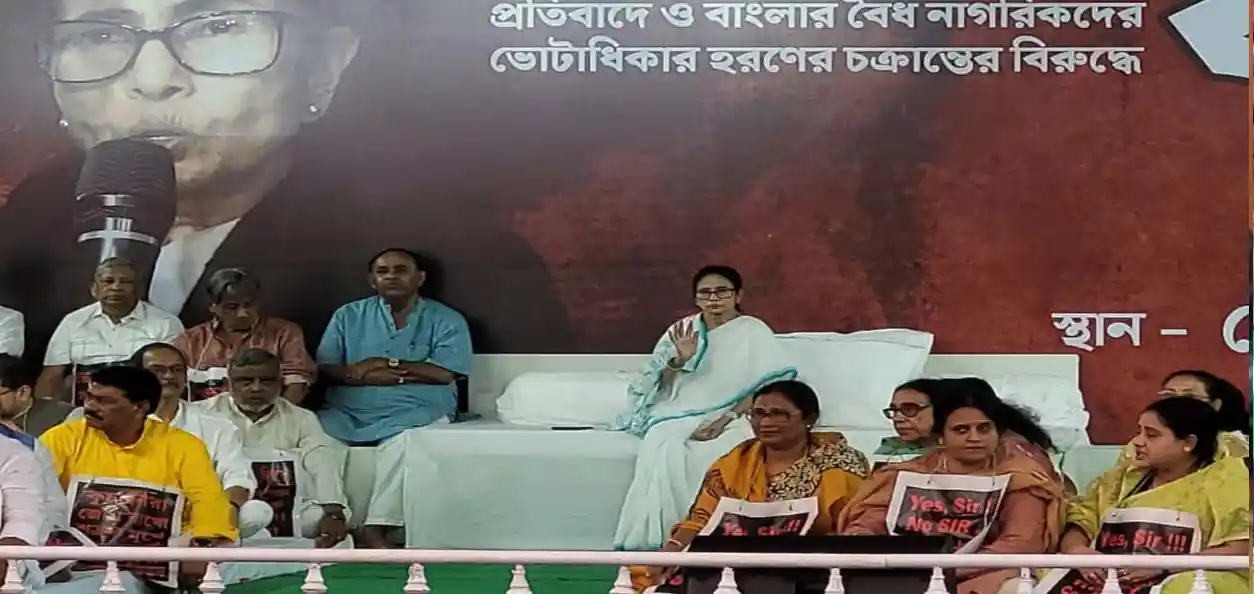 ধর্মতলার ধরনা মঞ্চে মমতা বন্দ্যোপাধ্যায়