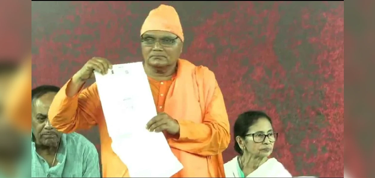 ধর্মতলার ধর্নামঞ্চে সন্ন্যাসীর আর্তি, ‘SIR তালিকা থেকে নাম বাদ’, সত্যের জয়ের প্রার্থনা