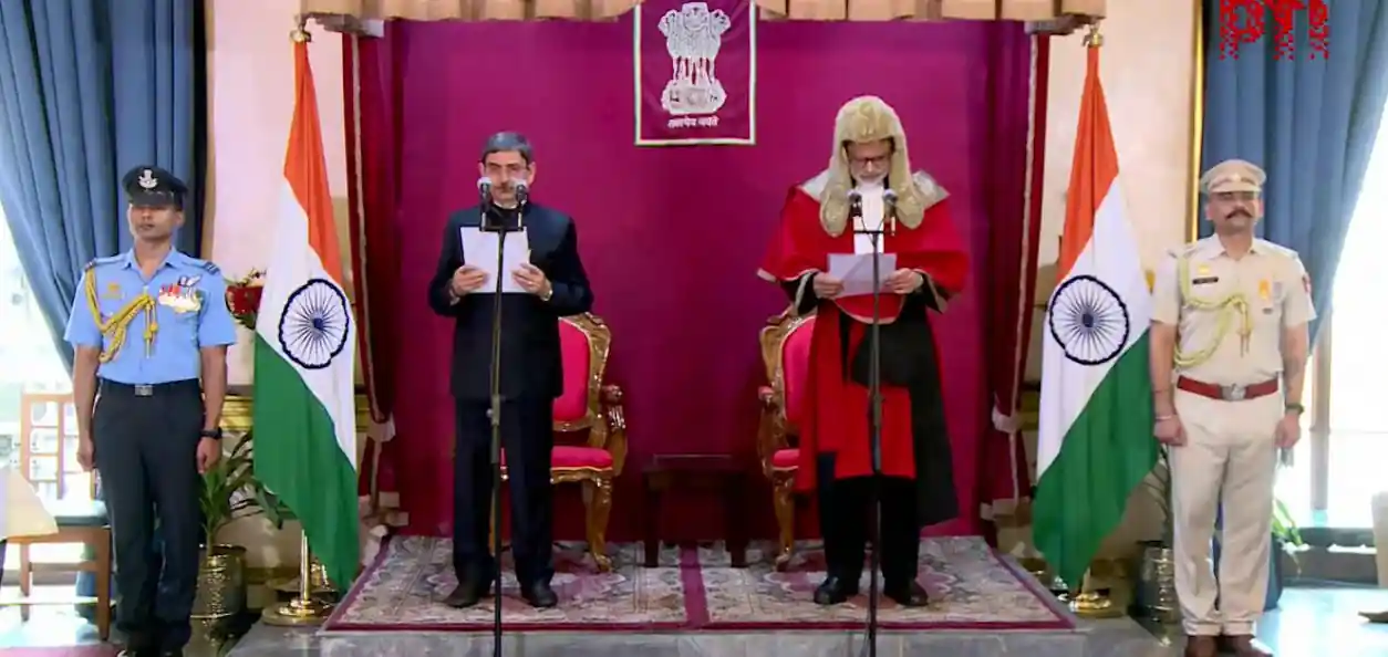 আর এন রবি পশ্চিমবঙ্গের ২২তম রাজ্যপাল হিসেবে শপথ গ্রহণ করলেন