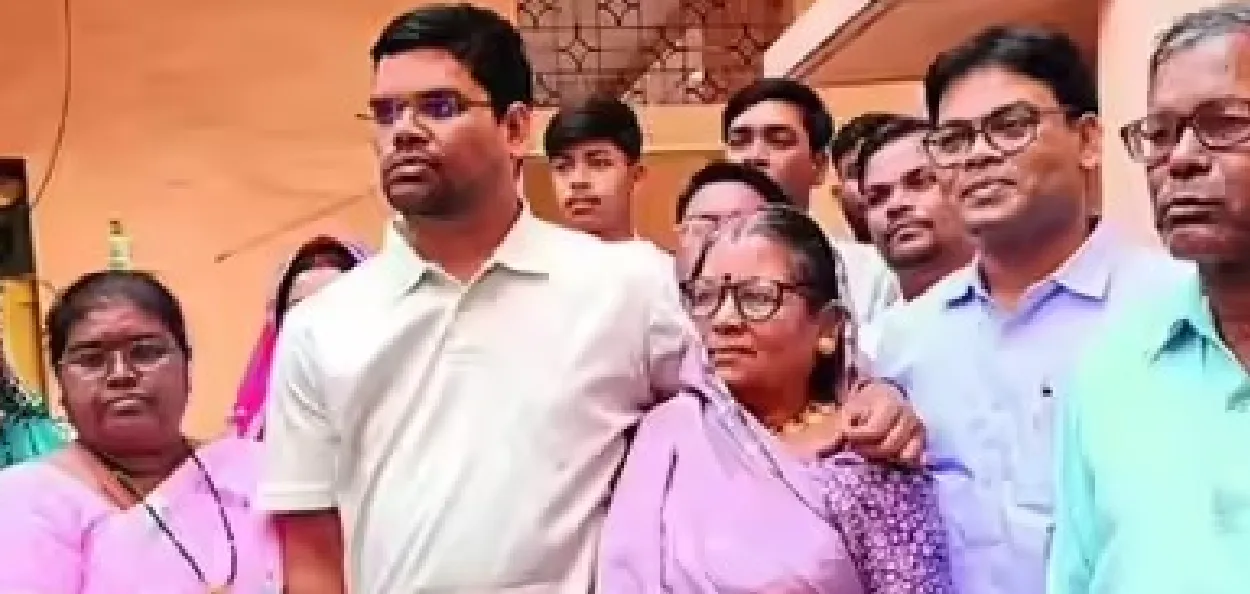 পরিবারের সদস্যদের সঙ্গে সঞ্জয় দহরিয়া