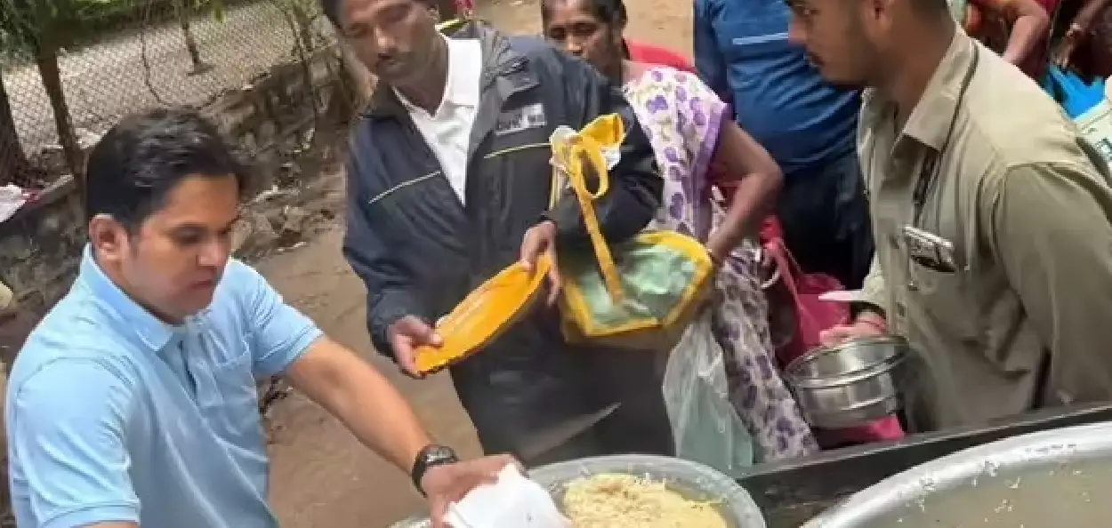 হায়দরাবাদে বিনামূল্যে খাবার বিতরণ করতে দেখা যায় তাঁকে