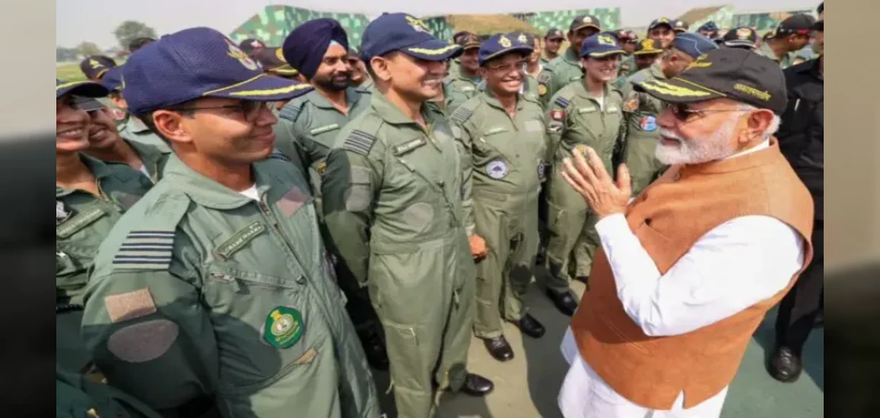 অপারেশন সিন্দুর শেষে আদমপুর বিমানবাহিনী ঘাঁটিতে প্রধানমন্ত্রী নরেন্দ্র মোদি 