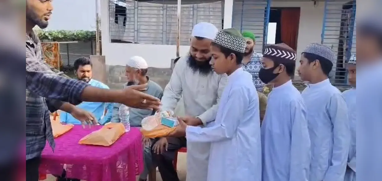 ঈদের আগে মুসলিম অনাথ বাচ্চাদের খুশি তুলে দিলেন হিন্দু আইনজীবী